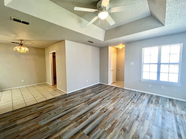 Building Photo - 3 Bedroom Duplex Located In Shadow Hills!