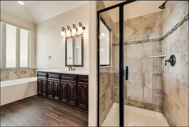 Building Photo - 2216 Grant Pk Wy