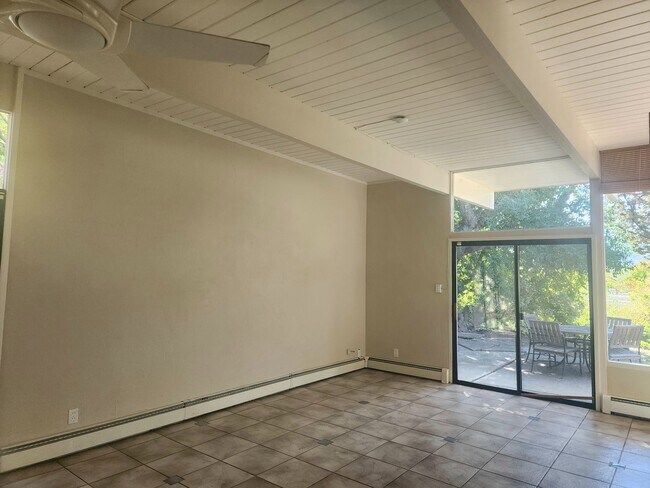 Building Photo - 721 Las Colindas Rd