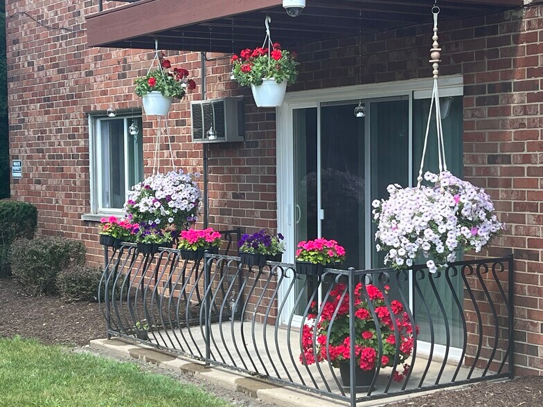 Building Photo - 10S511 Echo Ln