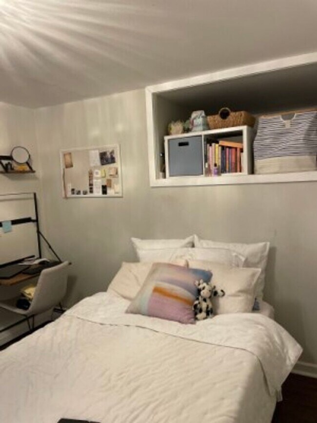 Building Photo - North End - 3 bedroom apartment (bi-level)...