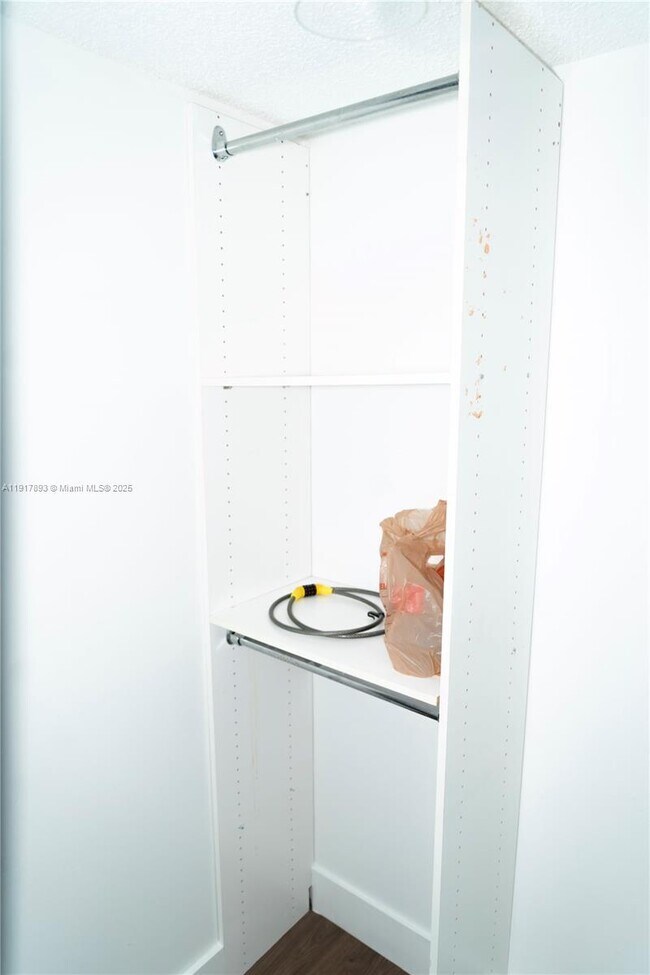 Building Photo - 105 Lake Emerald Dr