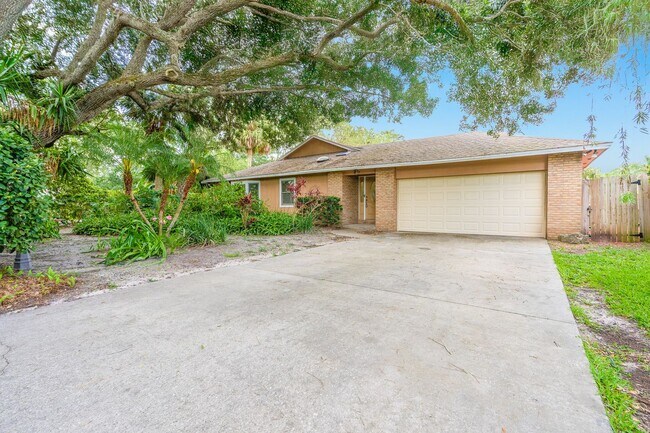 Building Photo - Convenient, Updated, and Plenty of Room fo...