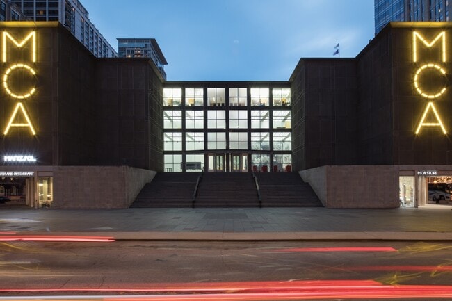 Building Photo - 1007 N La Salle Dr