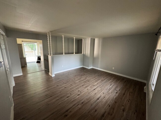 Building Photo - 2002 Andrew St SE