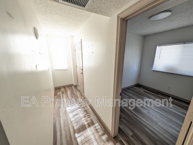 Building Photo - 725 Edith Blvd SE