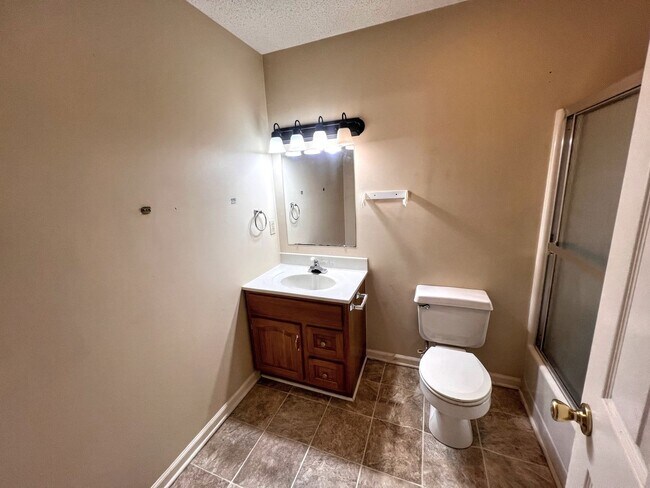 Building Photo - 1404 Valleywood Dr