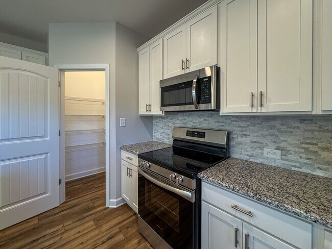 Building Photo - Stunning 4 Bed Home with Fenced Backyard