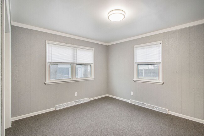 Building Photo - 702 Fenimore Ave