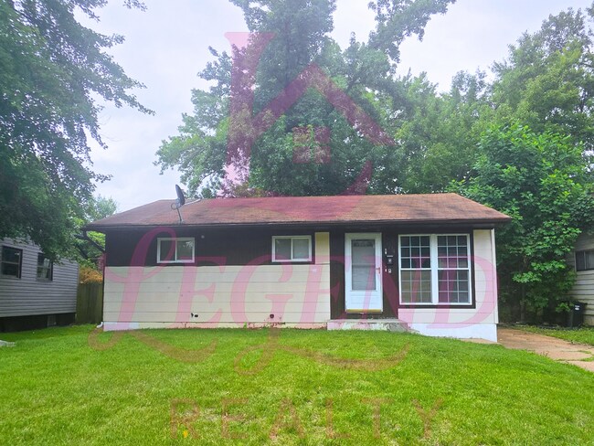 Building Photo - 3 Bedrooms | 1 Bathroom | Hardwood Floors | Bright Living/Dining Area | Galley Kitchen | Unfinish...