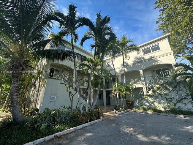 Building Photo - 913 NE 17th St