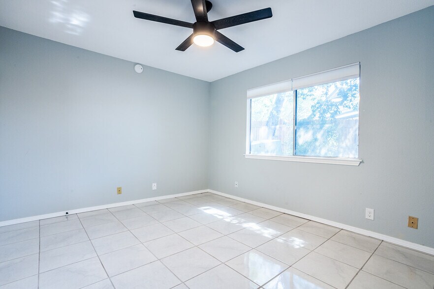 Master Bedroom - 5275 Meadow Rise St
