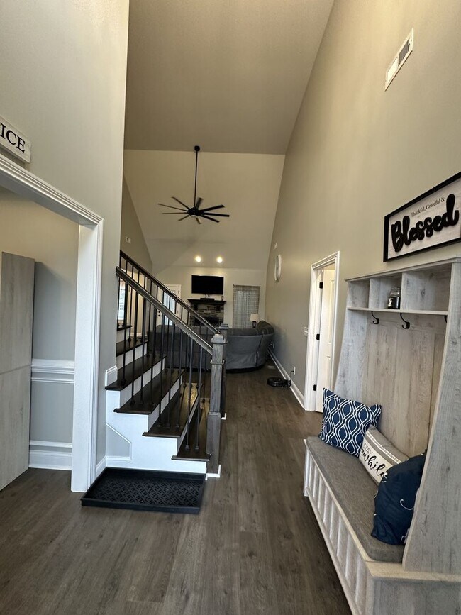 Building Photo - 4 Bedroom 3 Bathroom Home with Bonus Room!