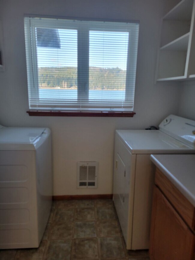 Building Photo - ***PENDING APPLICATION***2 Bed, 1 Bath Beachfront Home For Rent with Stunning Water Views Near Di...