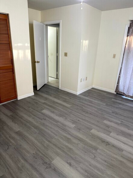 Building Photo - 353 Dundee Dr