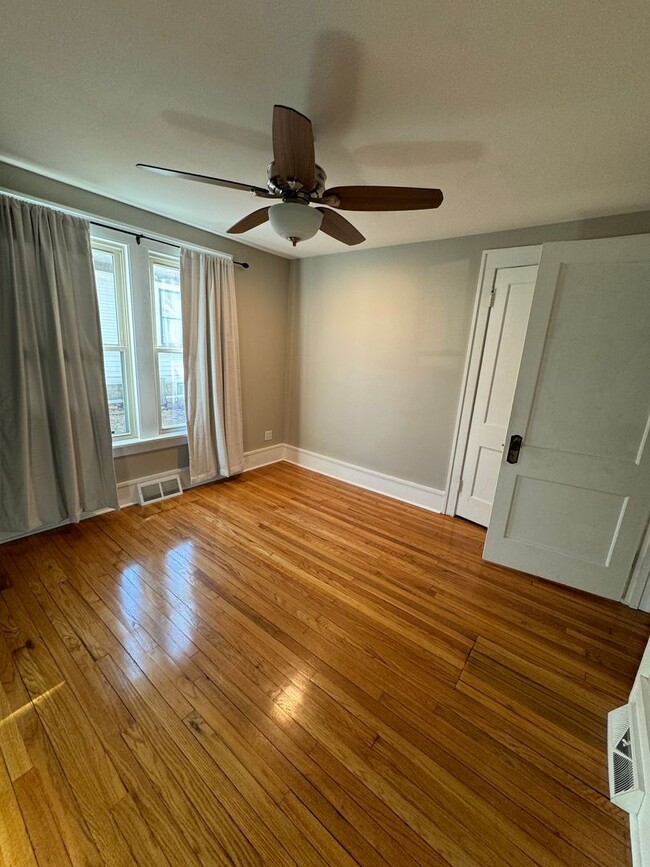 Building Photo - Updated 2bd/2ba Central Dav with Bonus rooms