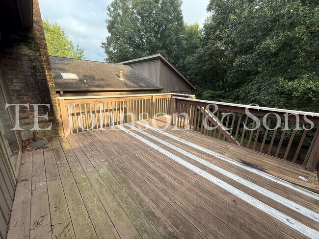 Building Photo - Charming 3 Bedroom Home Near Country Club ...