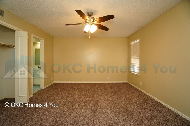 Building Photo - Townhouse with 3 beds and 3 baths!