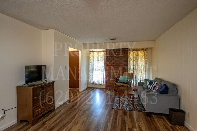 Building Photo - Charming 2-Bedroom Oasis in the Heart of Coffeyville