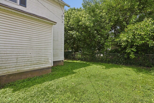 Building Photo - 3 Bed, 1 Bath Home with Fenced Backyard | Fresh Updates Throughout | Newark, OH