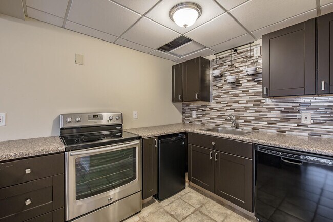 Building Photo - 324 Stratford Ln