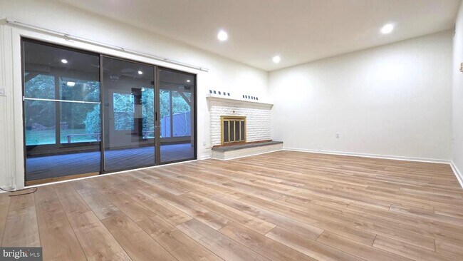 Building Photo - 25 Village Dr