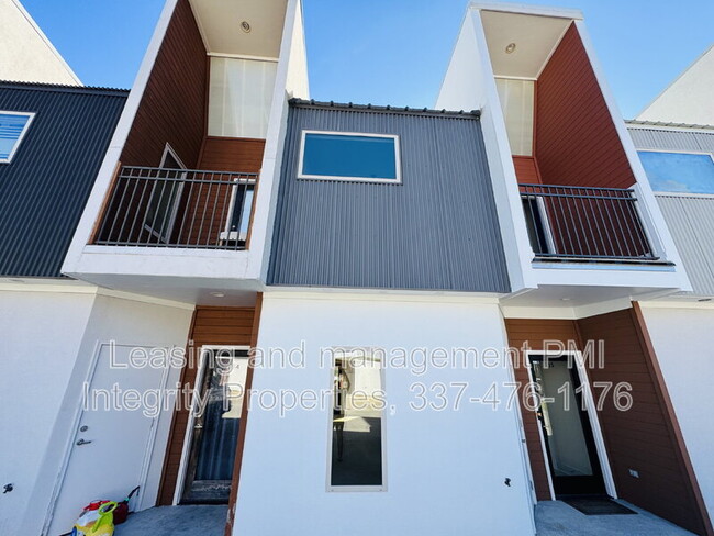 Building Photo - 113 Bayou St