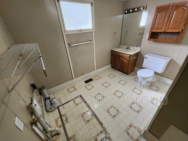 Building Photo - 706 N Erie St