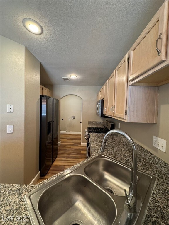 Building Photo - 910 Elegant Coral Ave