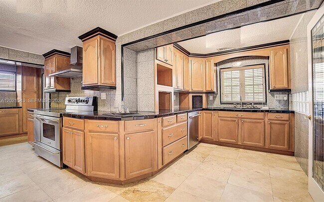 Building Photo - 15540 SW 156th Ave