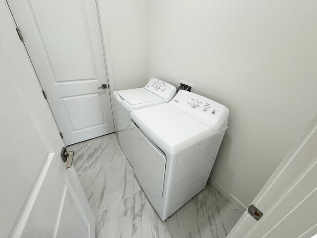 Building Photo - 1247 Kismet Pkwy