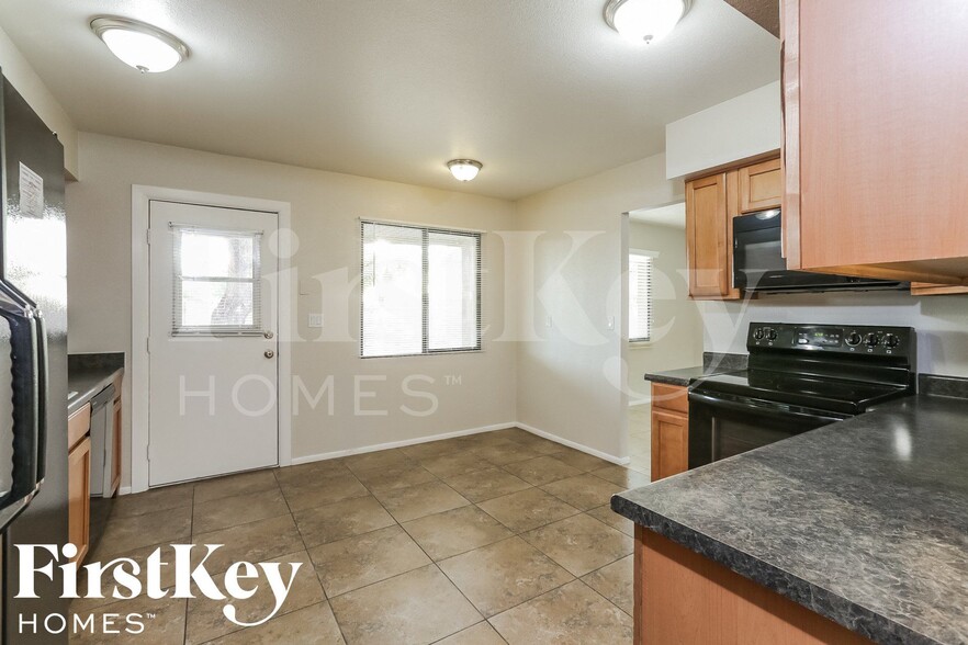 Building Photo - 4501 S Forest Ave