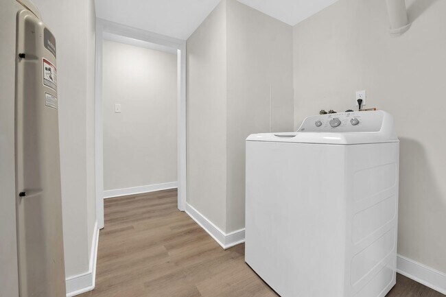 Building Photo - Beautiful Renovated 4 Bedroom 2.5 Bathroom...