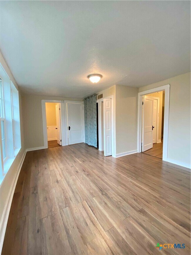 Building Photo - 904 N Main St