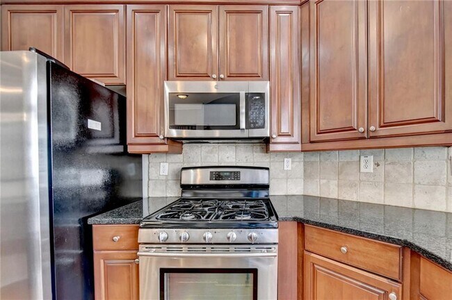 Building Photo - 813 Clifton Heights Ln NE