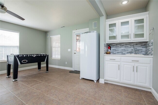 Building Photo - 14198 Rolling Hills Dr