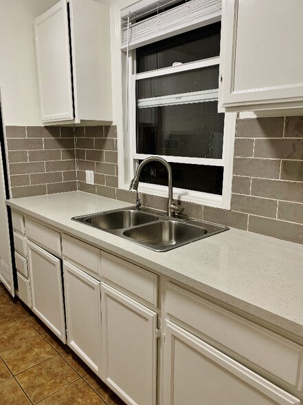 Building Photo - 7964 Fountain Ave