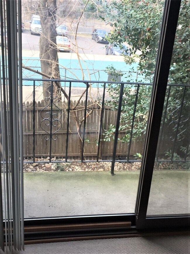 Building Photo - Amazing 1-Bedroom Condo at Bentley Square ...
