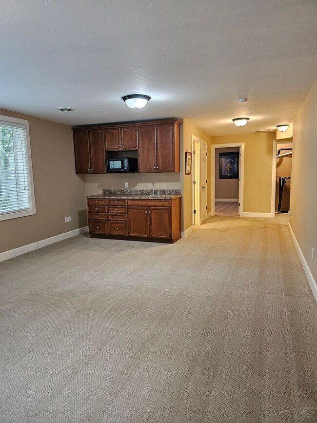 Building Photo - Townhouse located near Canyon Rim Parkway ...