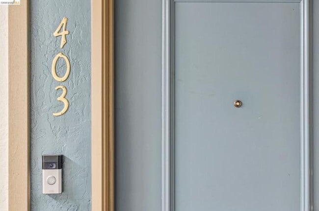 Building Photo - Elegant, private end-unit living with resort-style amenities!