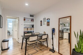 Building Photo - 1304 Summit St