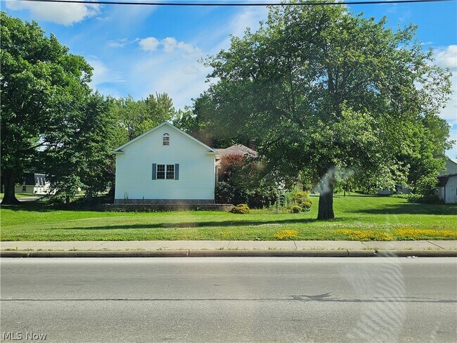 Building Photo - 15050 Lake Ave