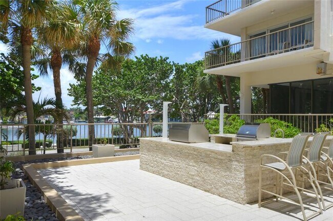 Building Photo - 1021 Hillsboro Mile