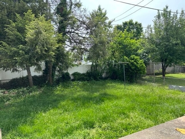 Building Photo - 851 Tioga St