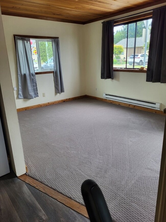 Building Photo - Cozy 2 BD, 1 BA Ground floor Duplex with L...