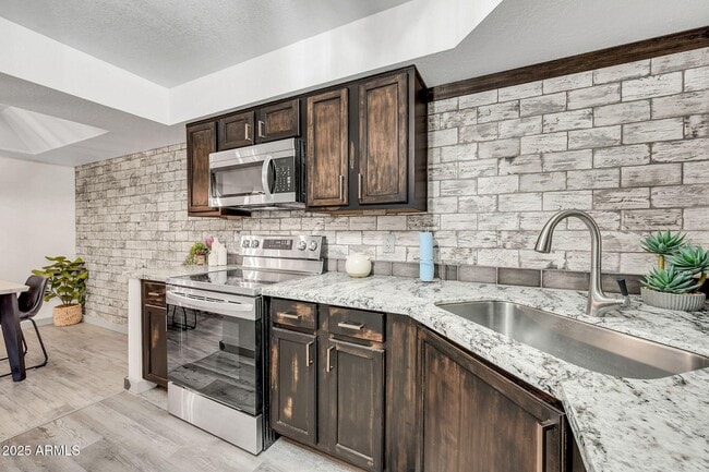 Building Photo - 8787 E Mountain View Rd