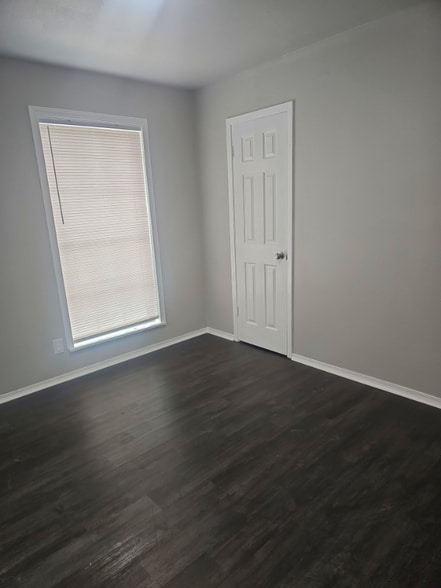 Building Photo - 5003 Lark Ave