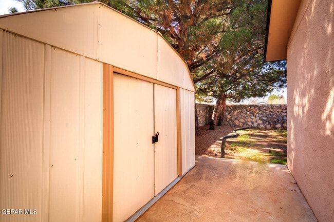 Building Photo - 5572 Fernwood Cir