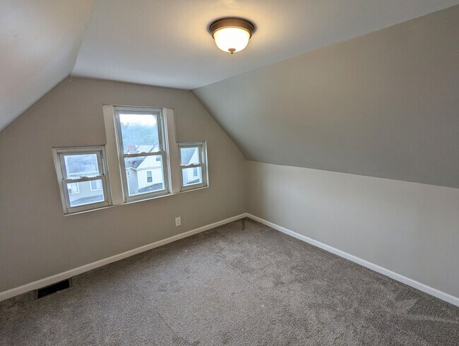 Building Photo - Spacious 3 bedroom 2.5 Bathroom Single Family Home (Mt Washington)