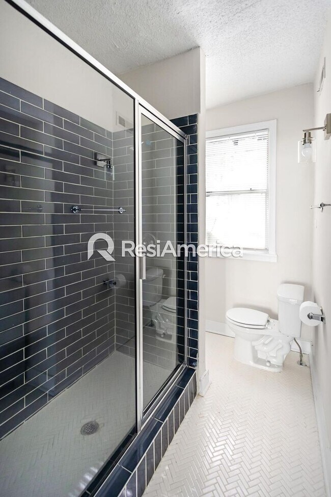Building Photo - Newly Renovated 4/2 in Midtown!